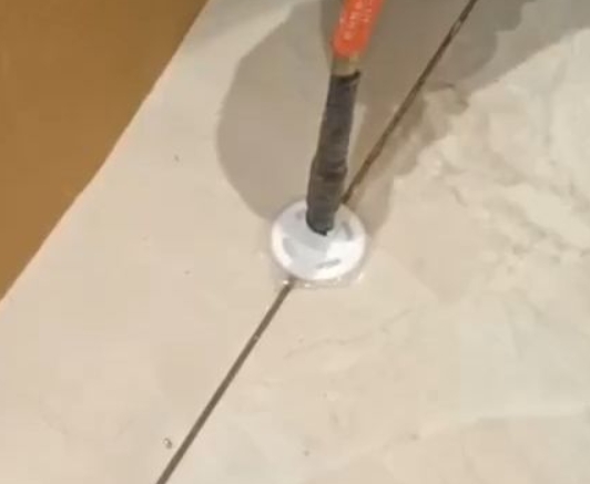 兴安瓷砖空鼓维修公司专业解答瓷砖在铺贴过程中，如果没有涂抹均匀到位的粘结材料（如水泥砂浆或瓷砖胶），可能会导致以下问题