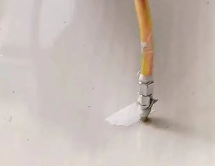 兴安瓷砖空鼓维修公司专业解答在瓷砖铺贴过程中，如果使用的砂料过粗（如全部使用了粗砂），可能会导致以下问题