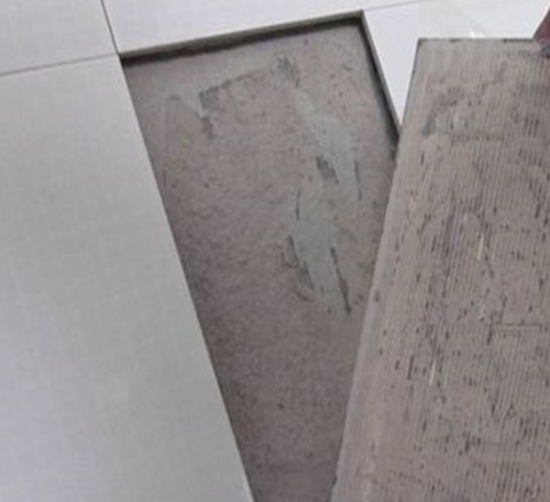 兴安瓷砖空鼓维修公司分享瓷砖铺贴时如果打浆（即涂抹在瓷砖背面和基层上的砂浆或瓷砖胶）过少，会带来以下问题